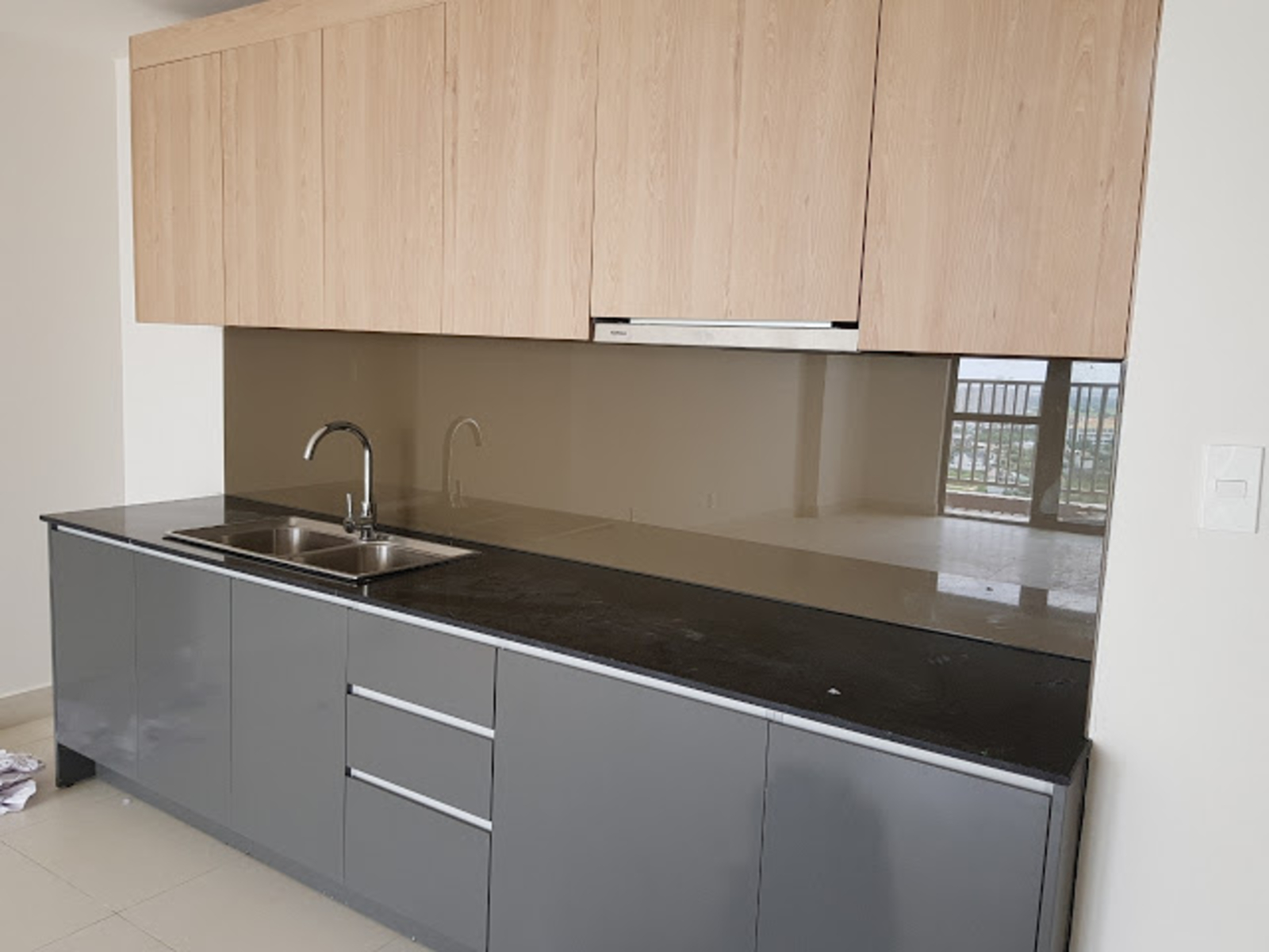 Kính màu ốp tường bếp màu cafe