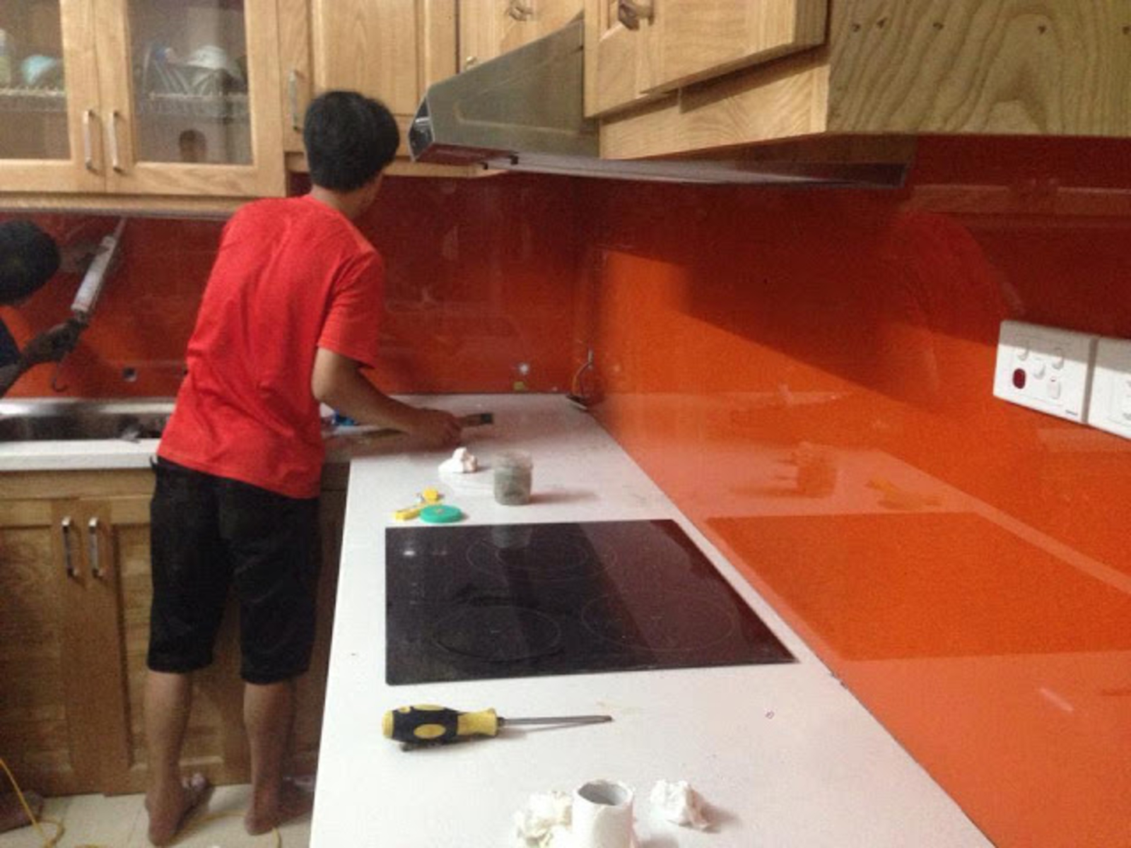 Kính màu ốp tường bếp màu cam