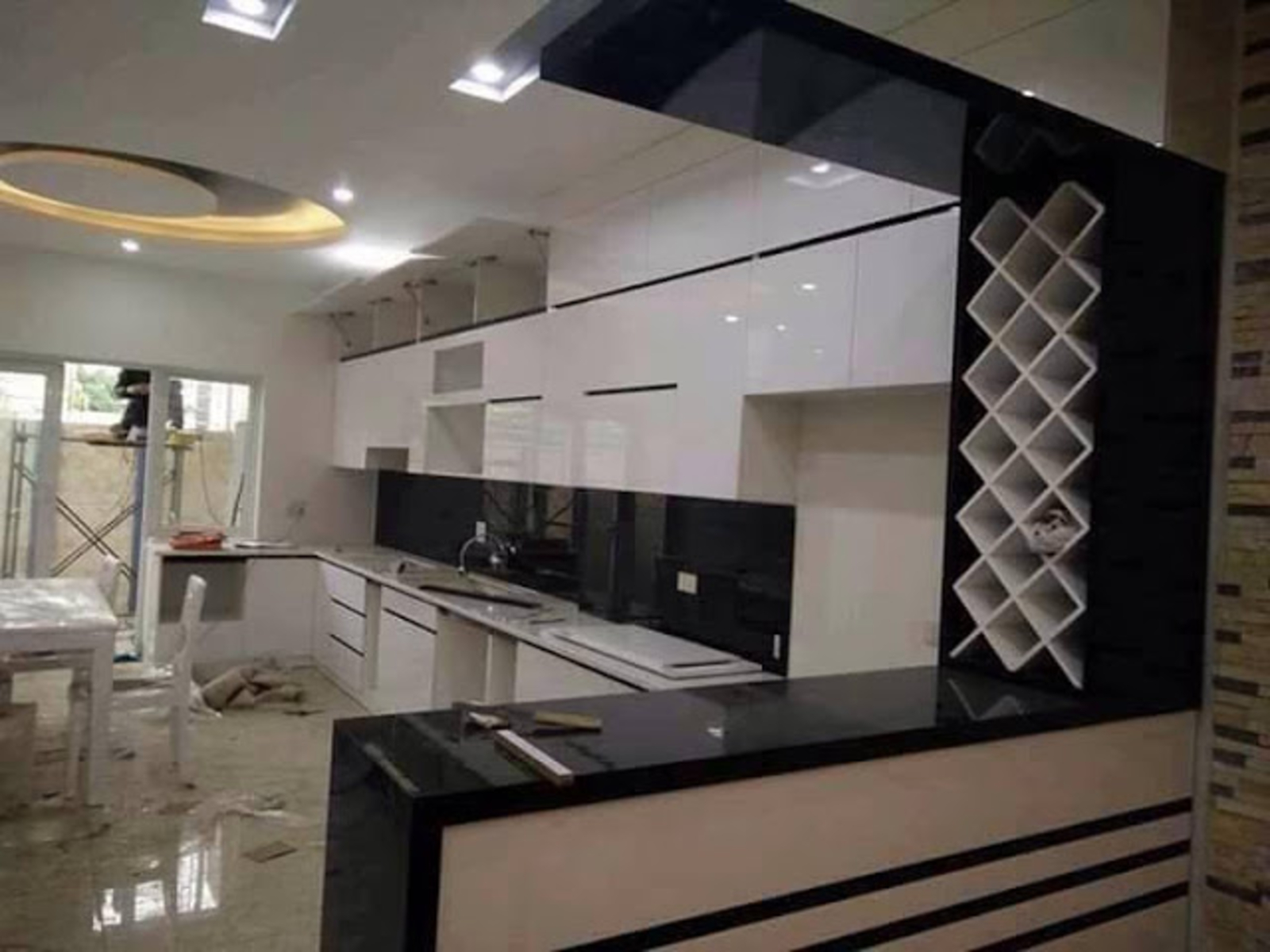 Kính màu ốp tường bếp màu den 2