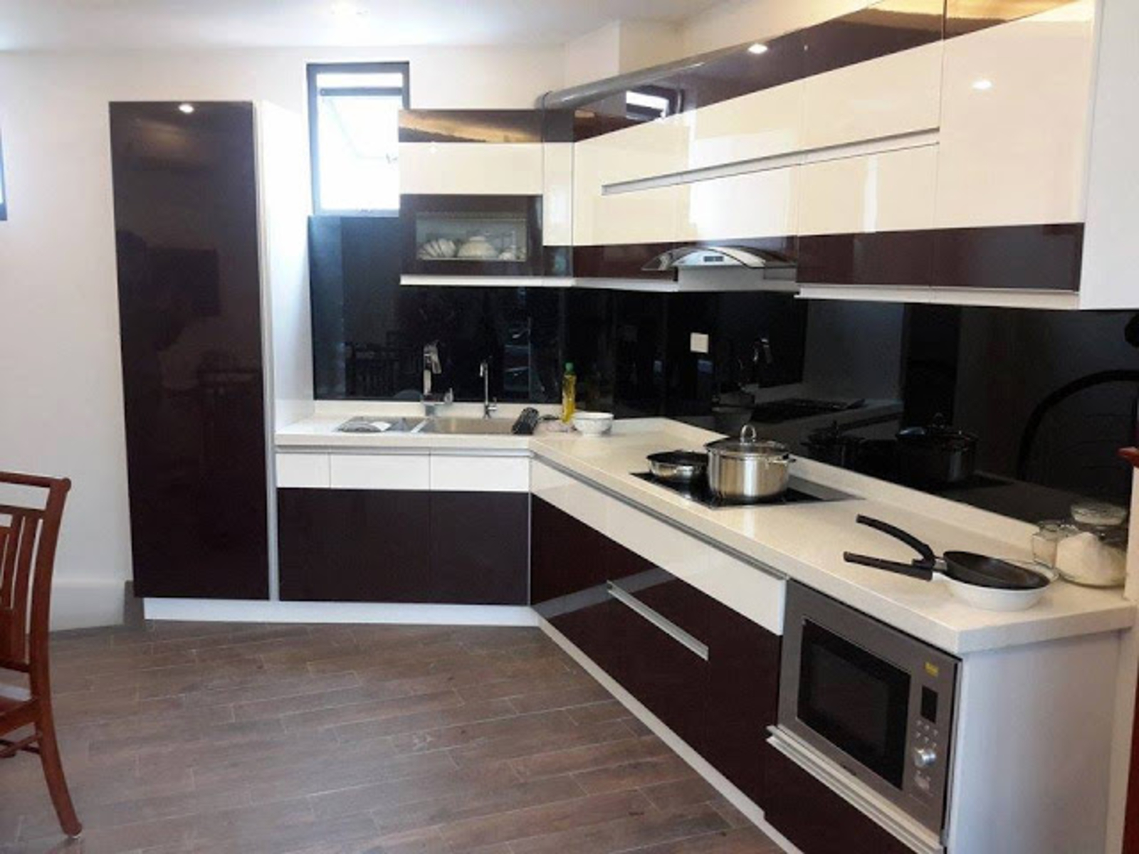 Kính màu ốp tường bếp màu den 3