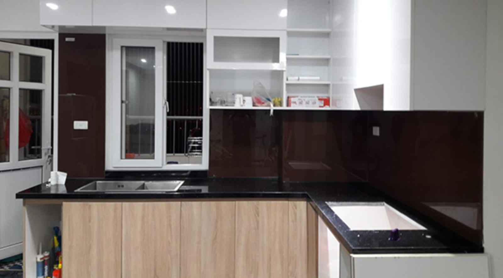 Kính màu ốp tường bếp màu den da