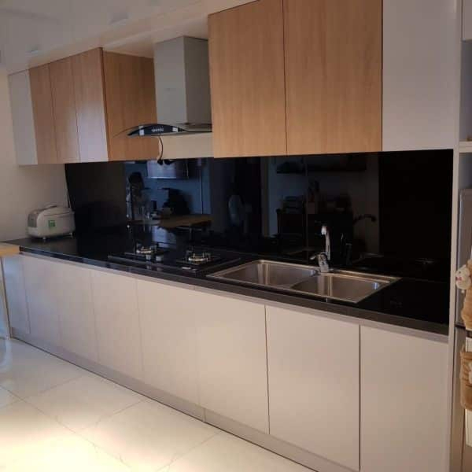 Kính màu ốp tường bếp màu den