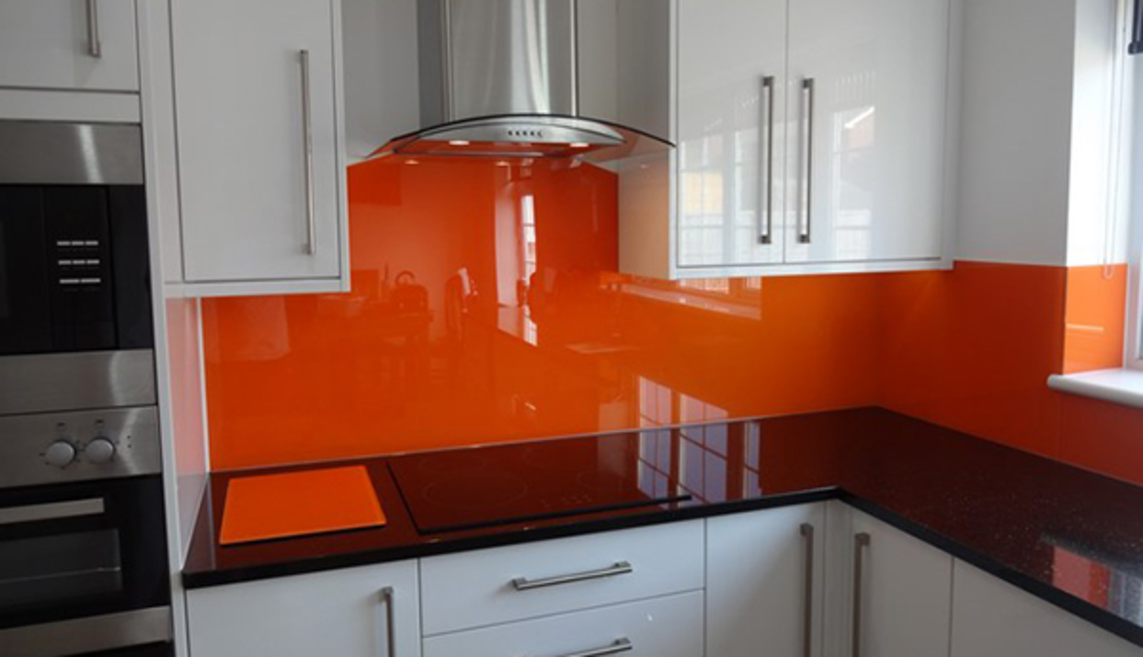 Kính màu ốp tường bếp màu do cam