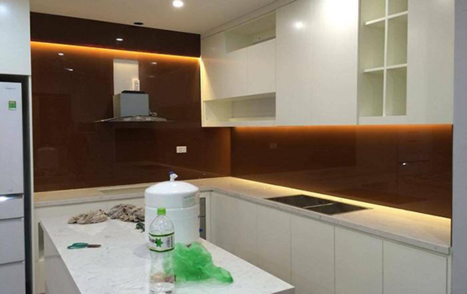 Kính màu ốp tường bếp màu nau