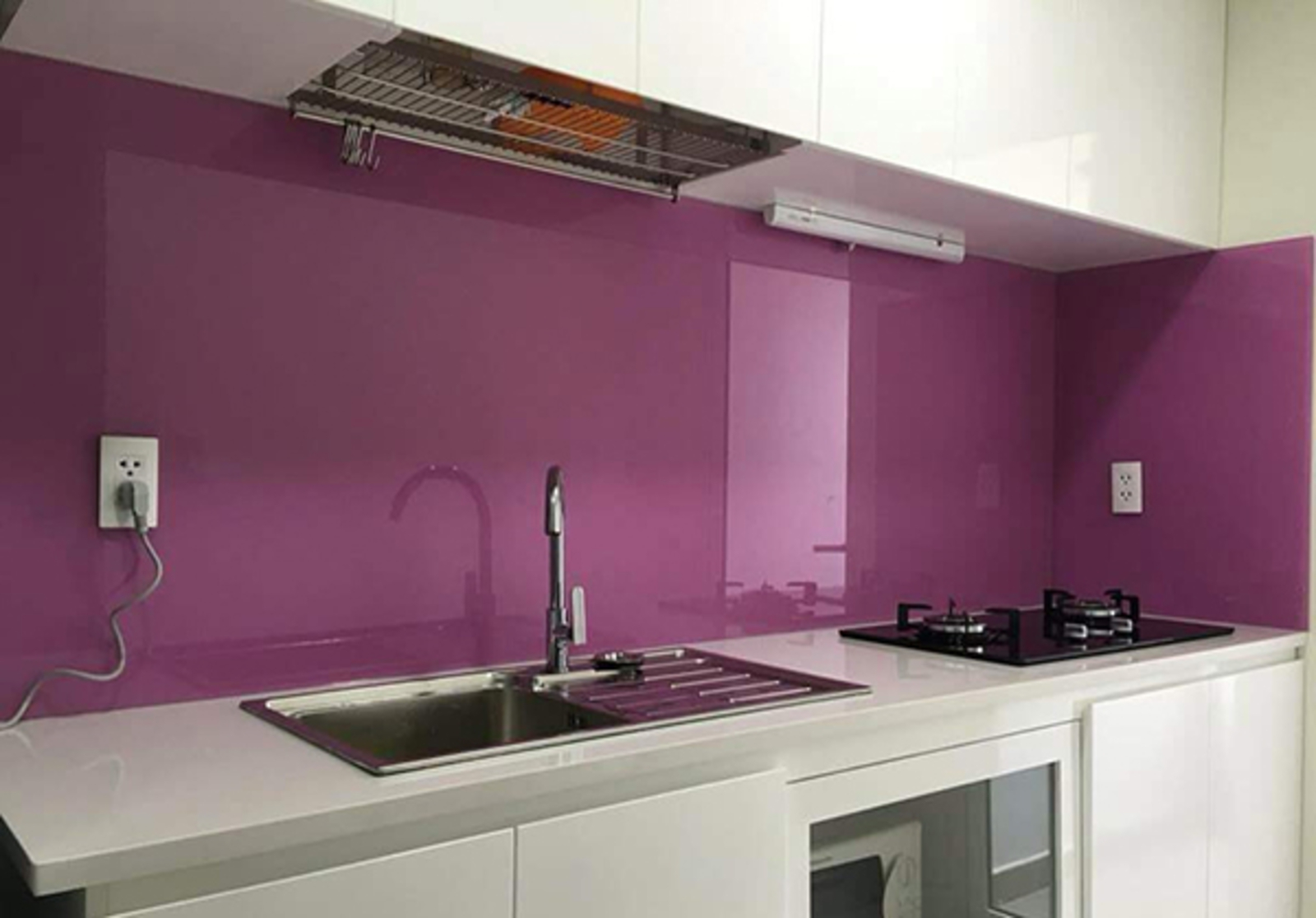 Kính màu ốp tường bếp màu tim