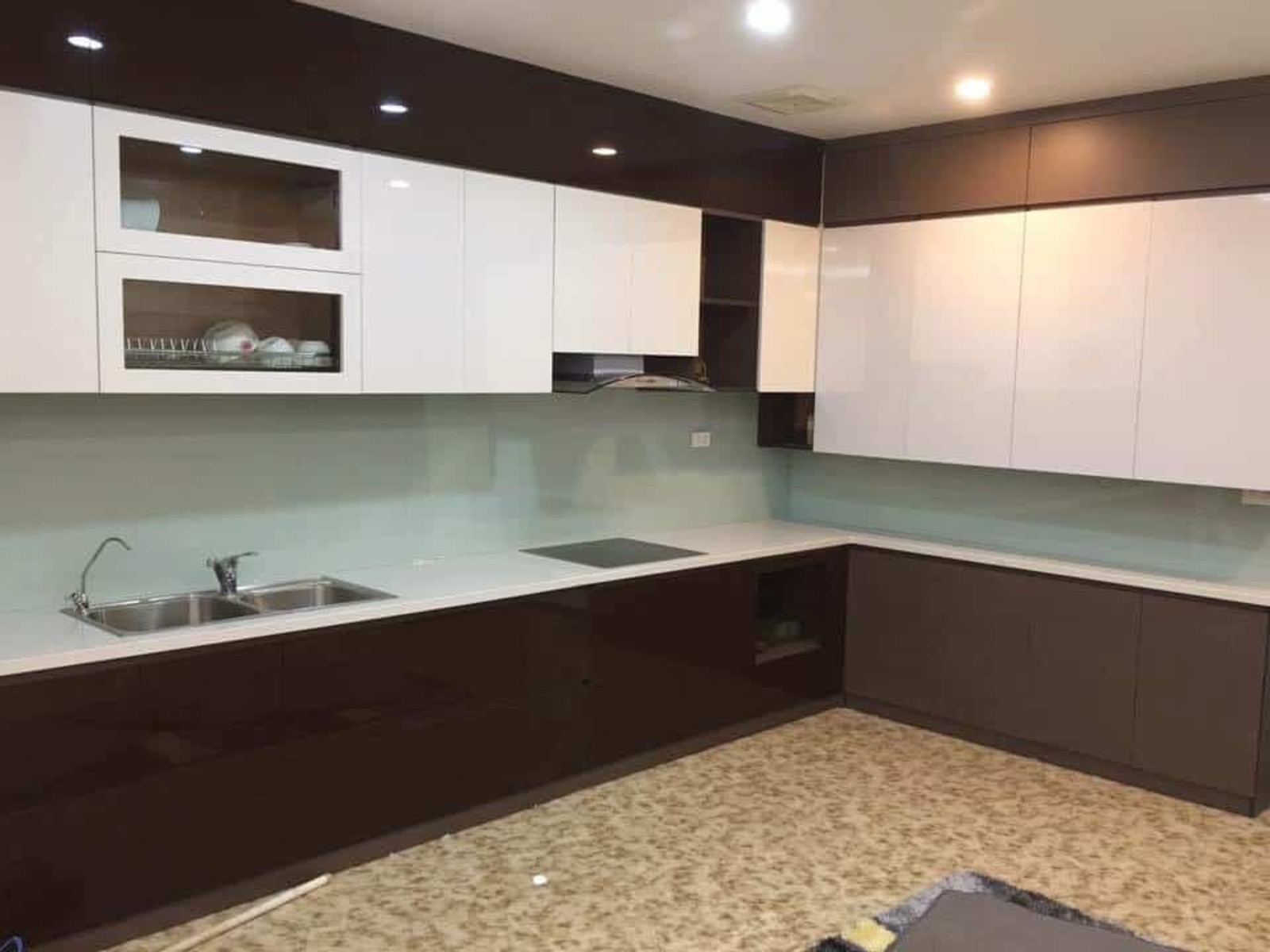 Kính màu ốp tường bếp Màu trắng xanh