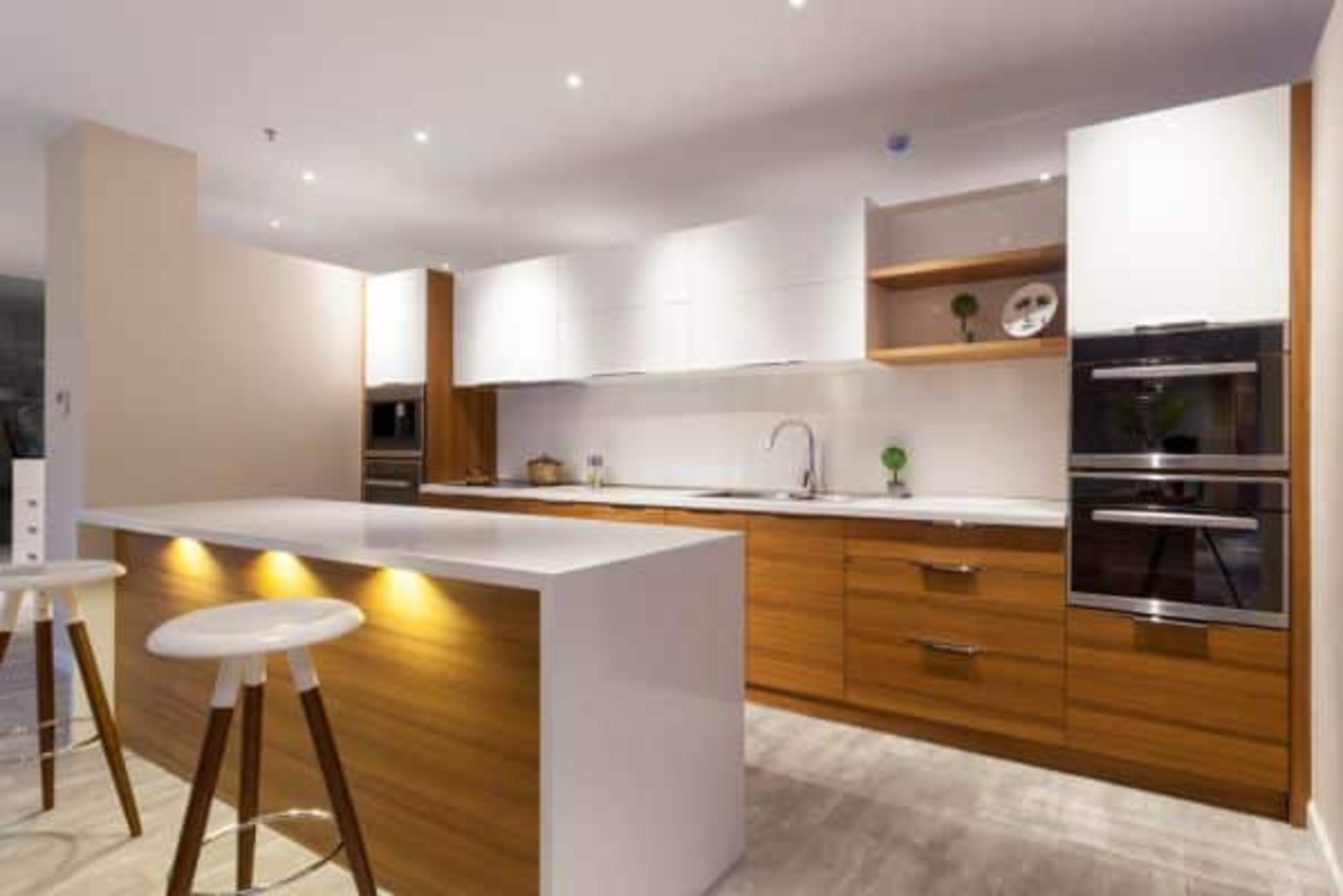 Kính màu ốp tường bếp Màu trắng