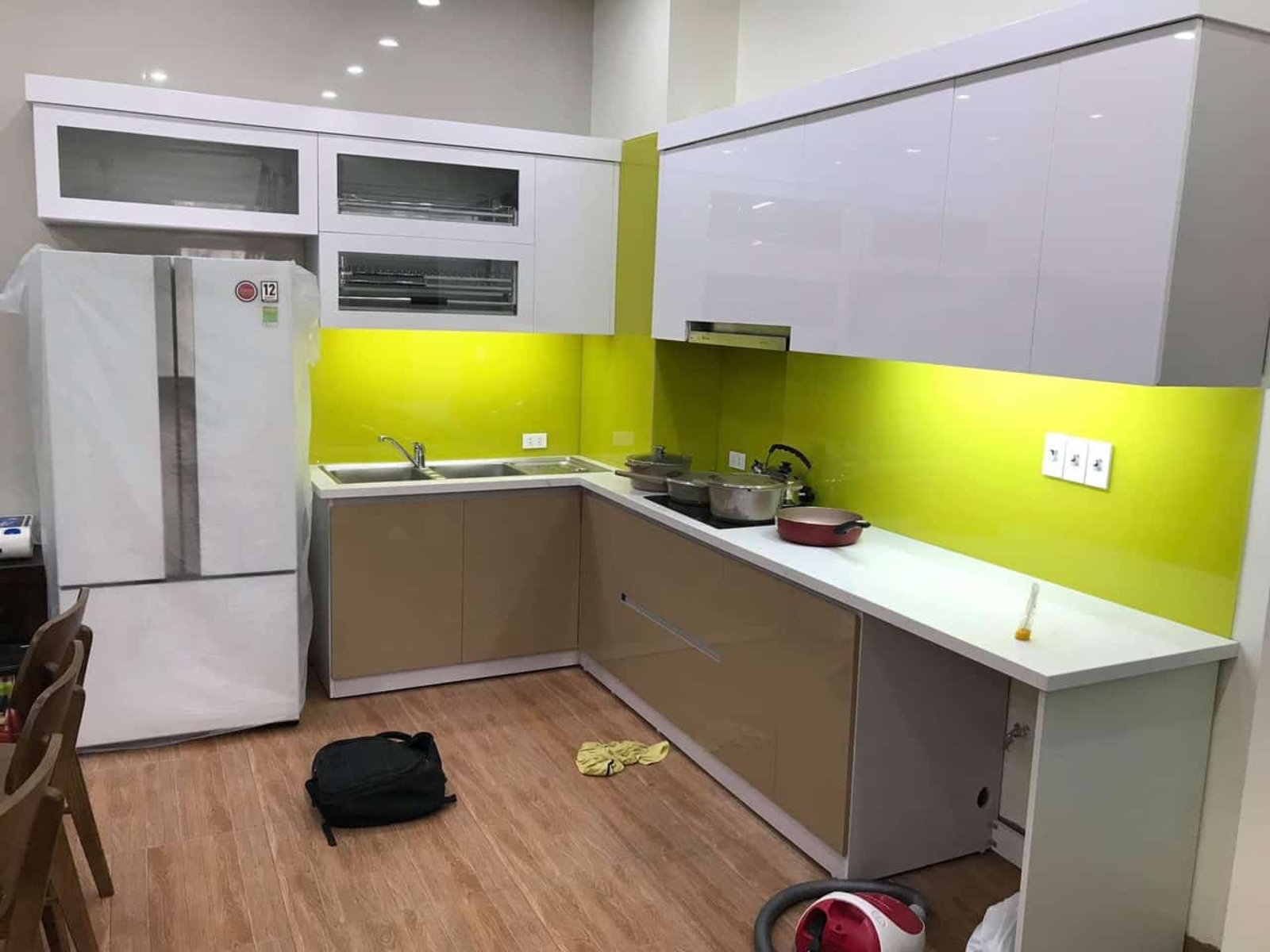 Kính màu ốp tường bếp Màu vàng chanh 3