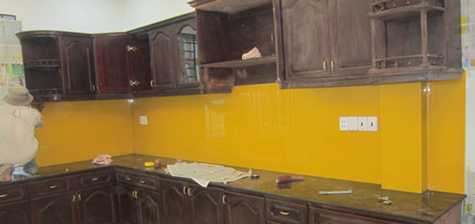 Kính màu ốp tường bếp Màu vàng ruc