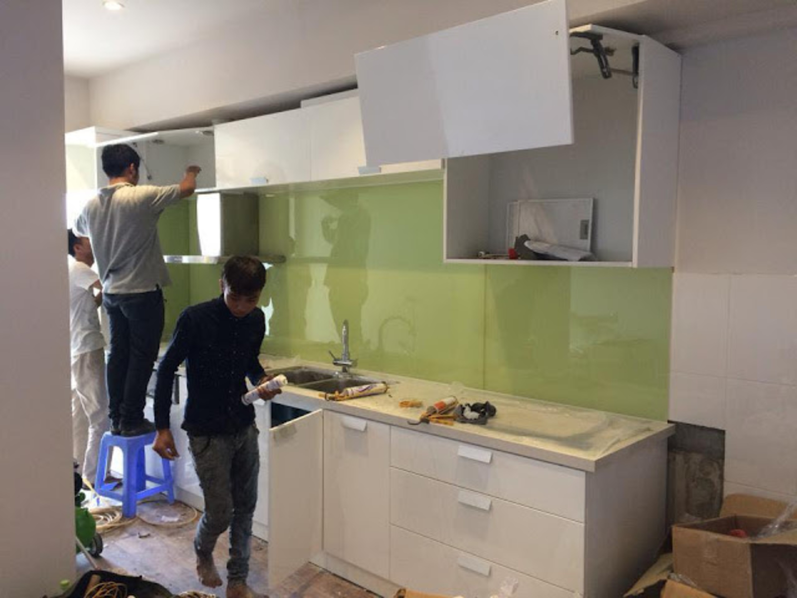 Kính màu ốp tường bếp Màu vàng sua 4