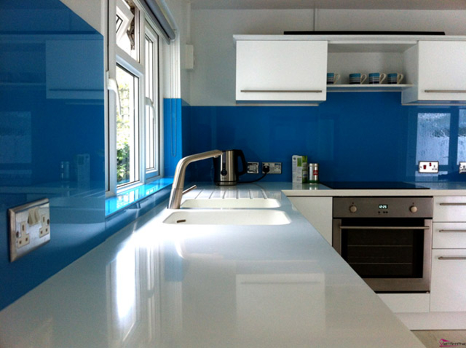 Kính màu ốp tường bếp màu Xanh dương đậm 1