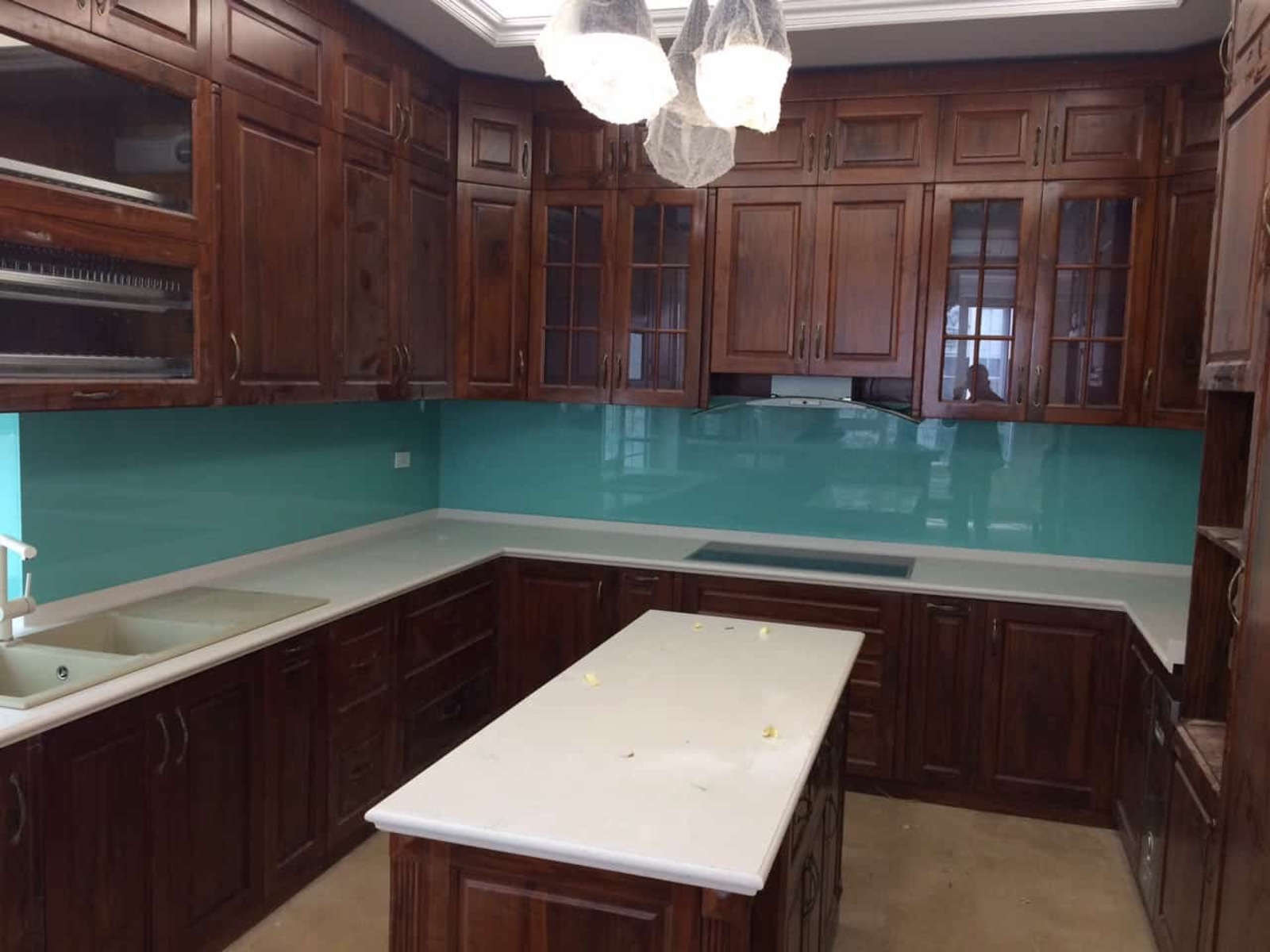 Kính màu ốp tường bếp màu Xanh dương nhạt