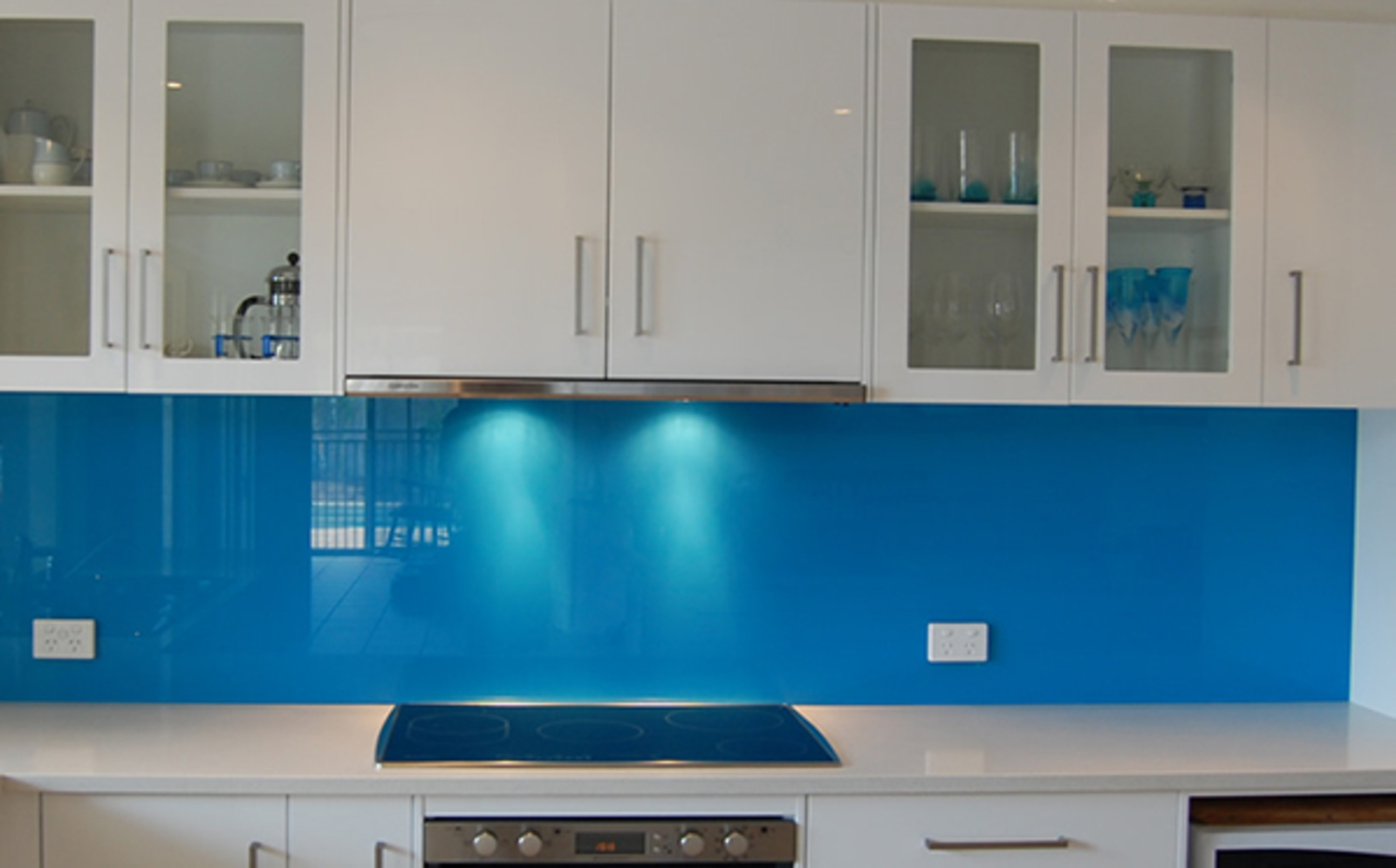 Kính màu ốp tường bếp màu xanh duong