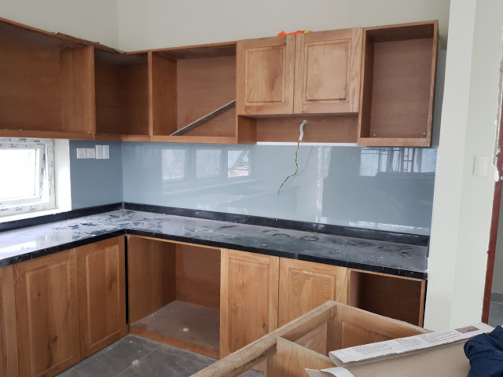 Kính màu ốp tường bếp màu Xanh Lơ 2