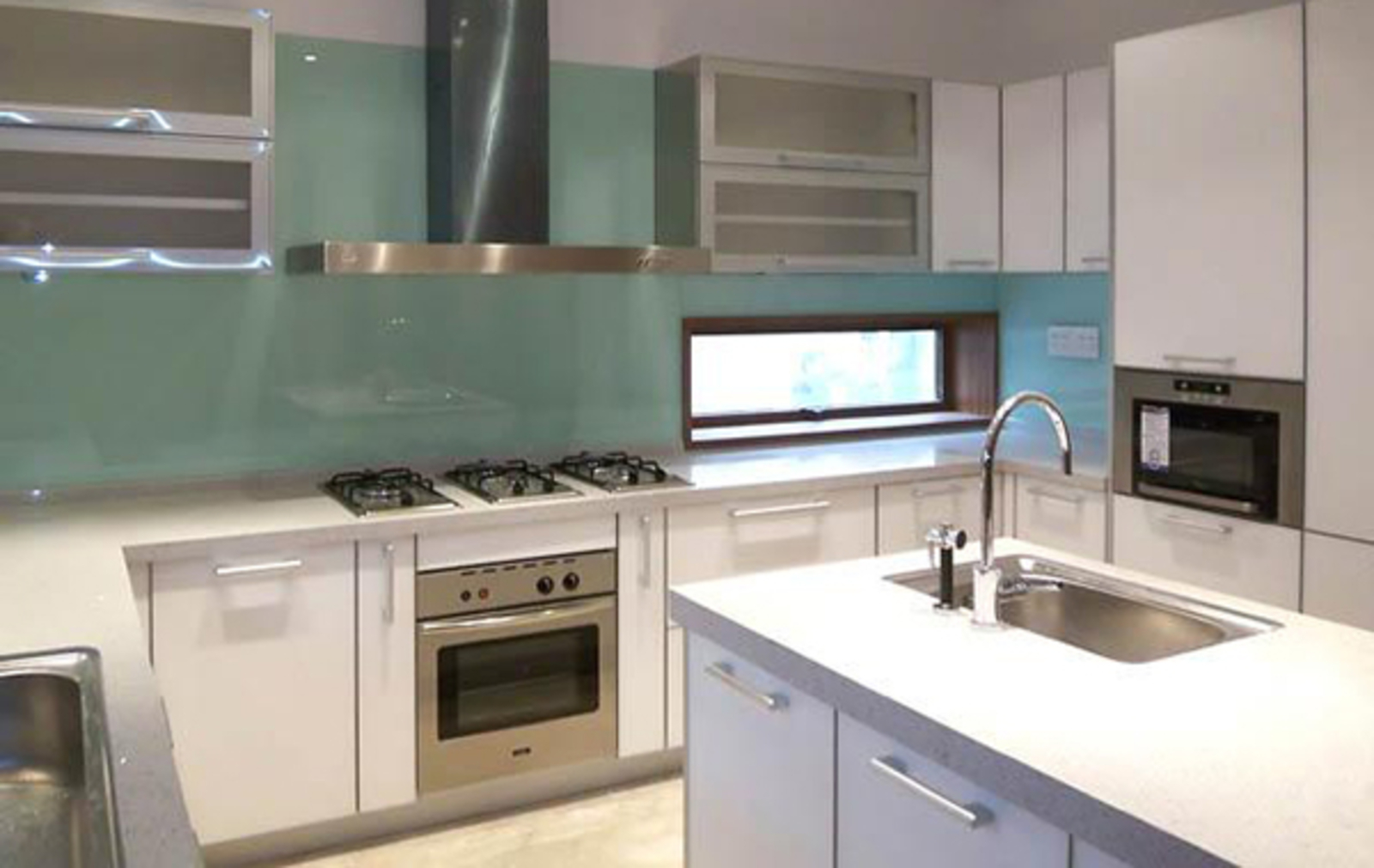 Kính màu ốp tường bếp màu Xanh Ngọc 4