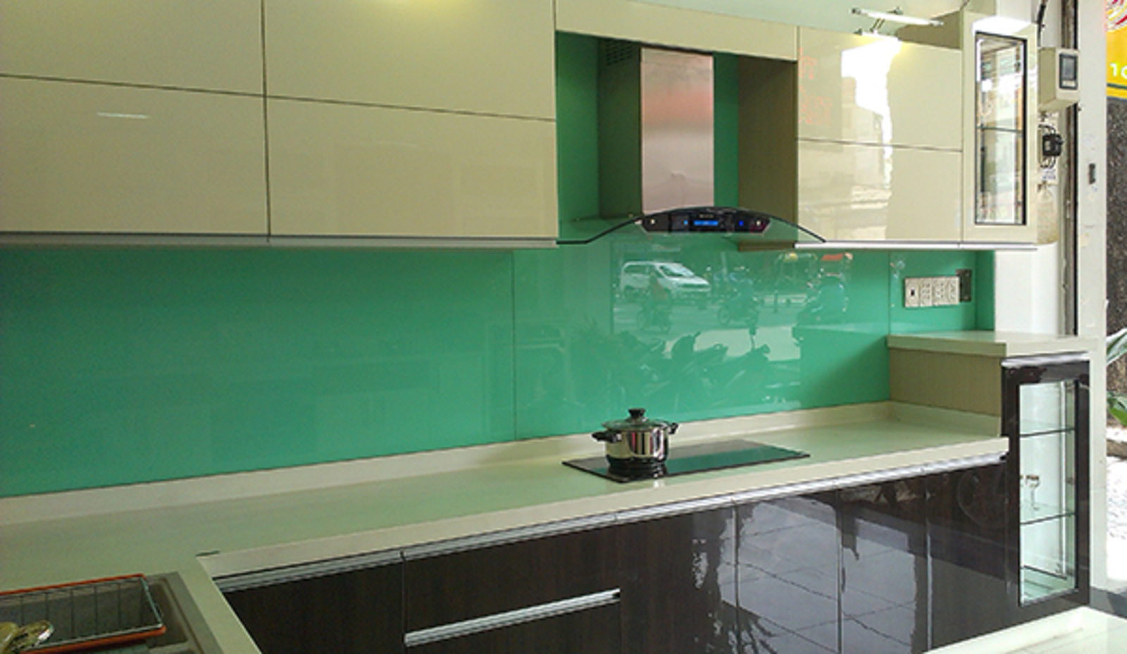 Kính màu ốp tường bếp màu Xanh Ngọc dam