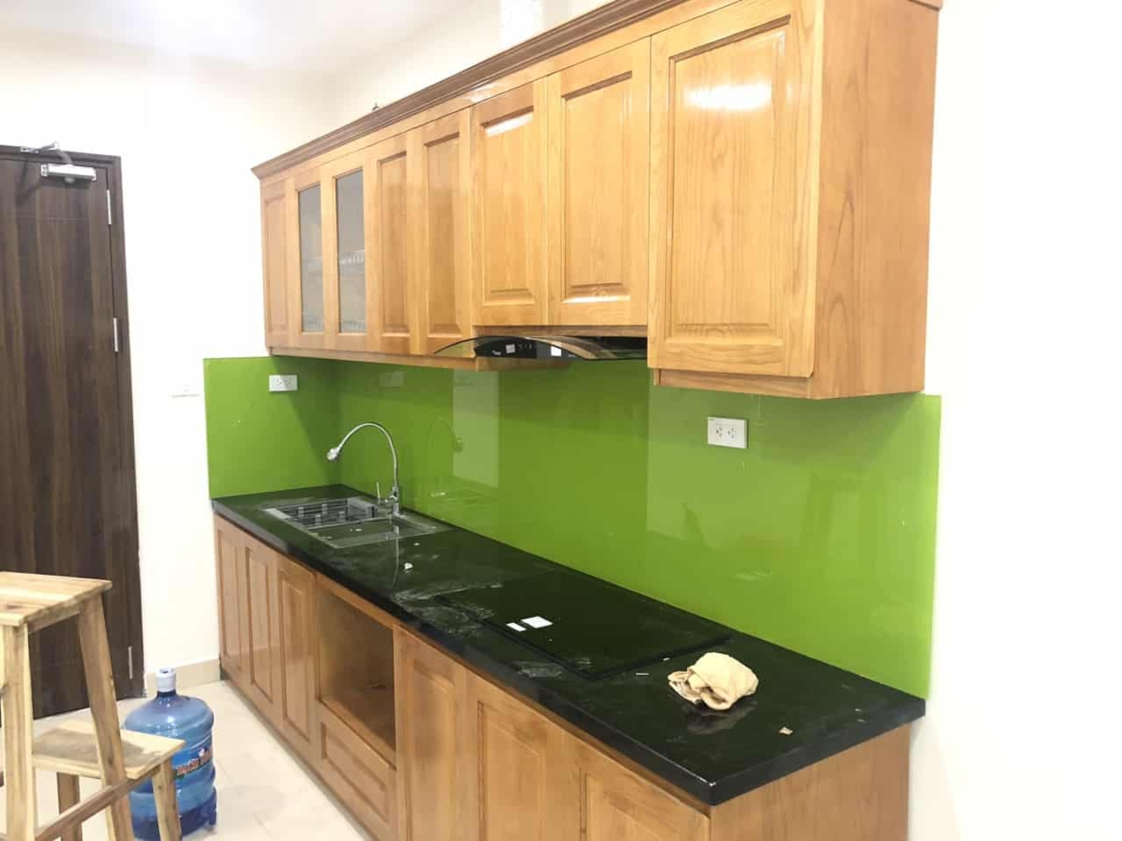 Kính màu ốp tường bếp màu xanh non 2