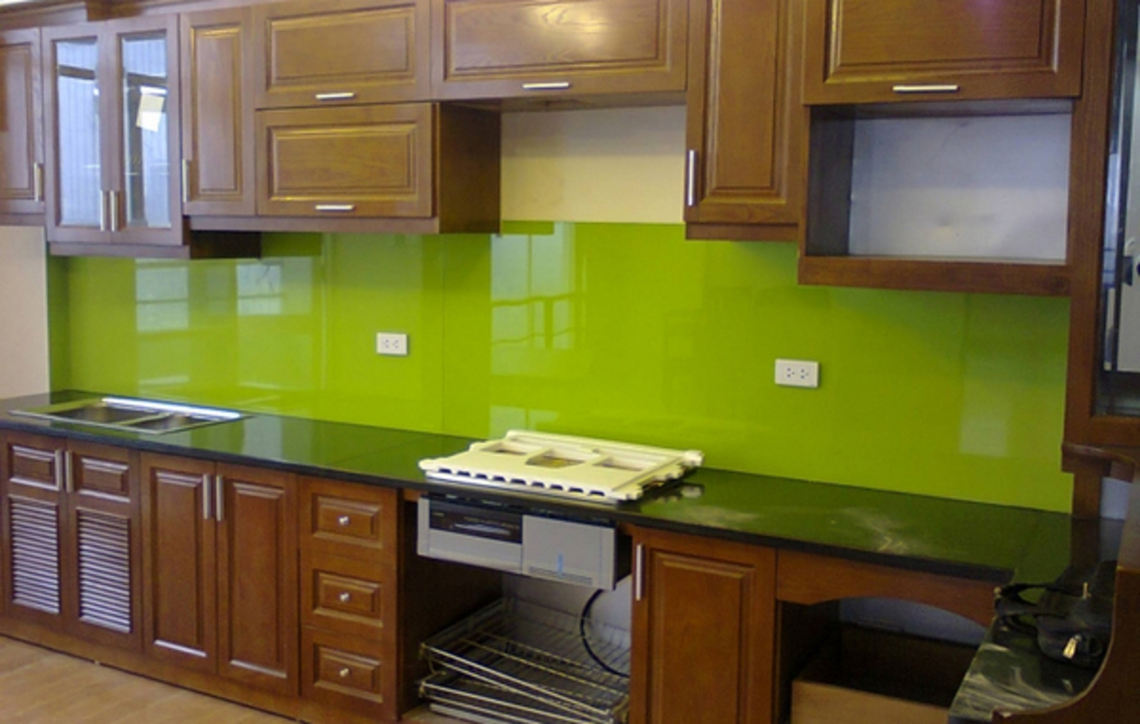 Kính màu ốp tường bếp màu xanh non