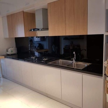 Kính màu ốp tường bếp màu den