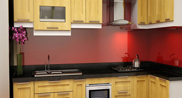 Kính màu ốp tường bếp màu Đỏ rực