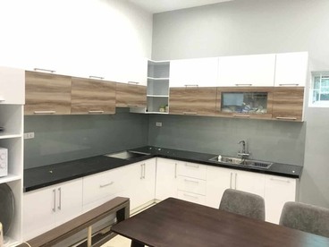 Kính màu ốp tường bếp màu ghi