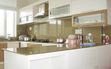 Kính màu ốp tường bếp màu Kem sữa