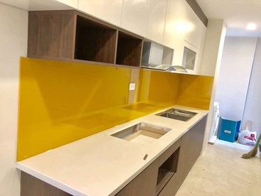 Kính màu ốp tường bếp Màu vàng nghe