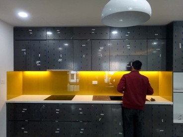 Kính màu ốp tường bếp Màu vàng
