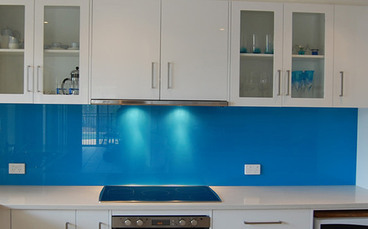 Kính màu ốp tường bếp màu xanh duong