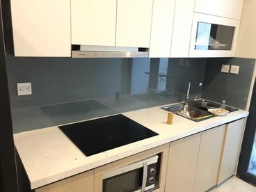 Kính màu ốp tường bếp màu Xanh Lơ