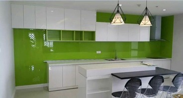 Kính màu ốp tường bếp màu xanh non 1